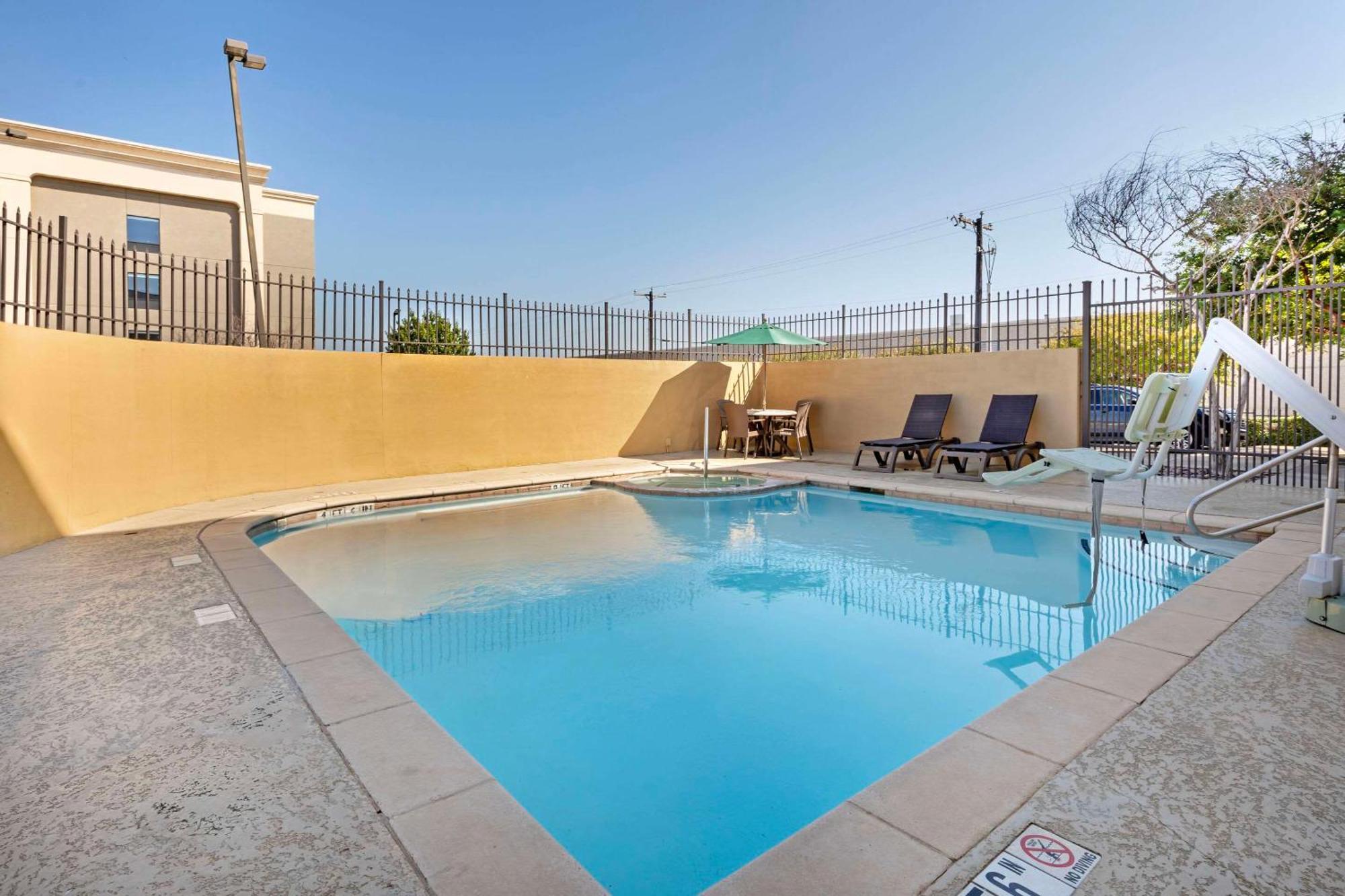Comfort Suites West Dallas - Cockrell Hill Zewnętrze zdjęcie