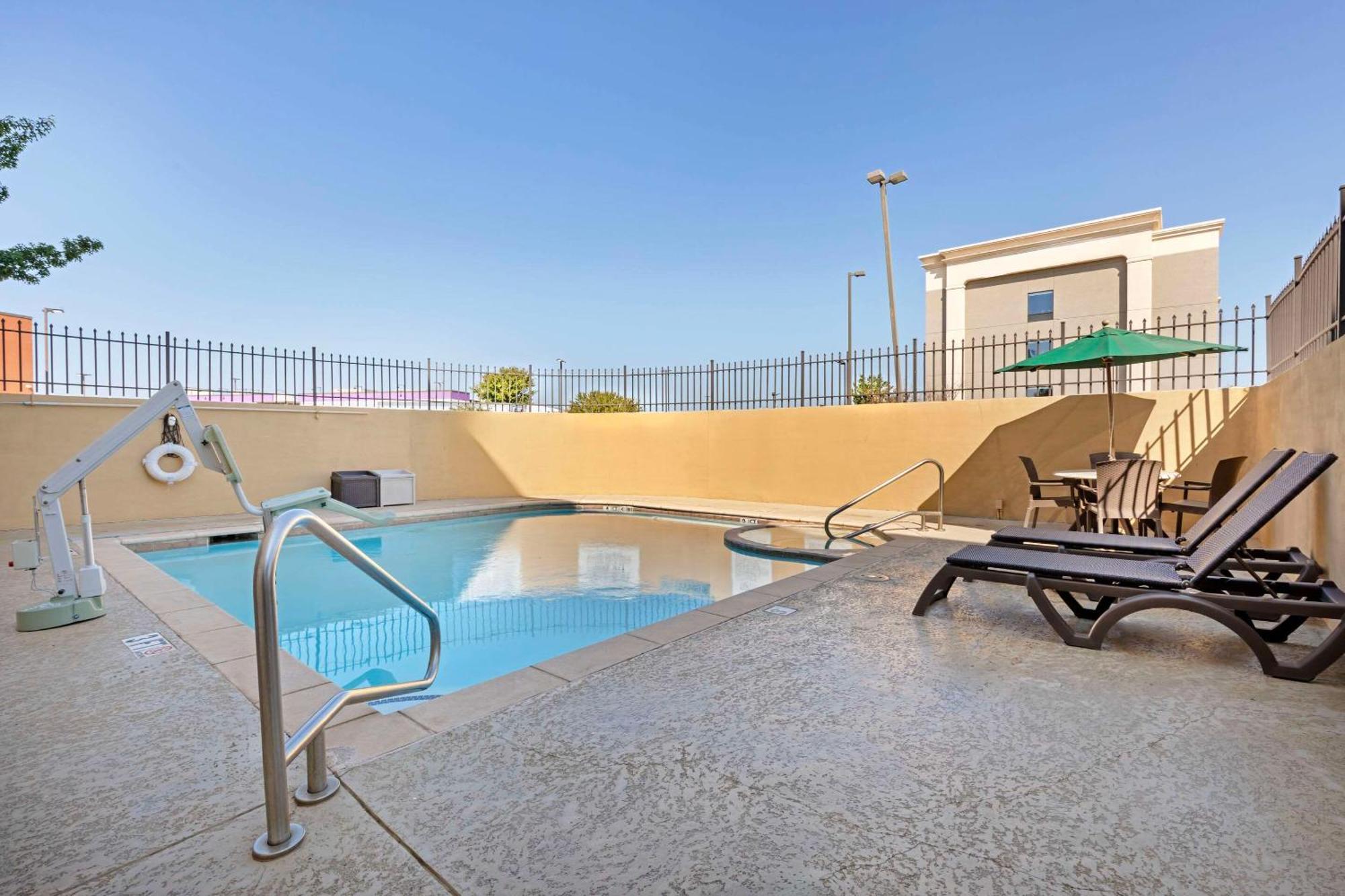 Comfort Suites West Dallas - Cockrell Hill Zewnętrze zdjęcie